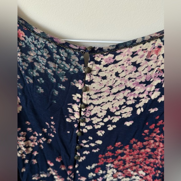 Abstract Floral Cold Shoulder Tee - Picture 5 of 5